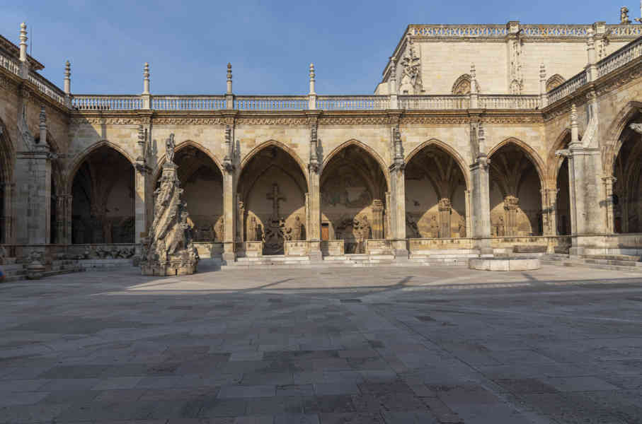 León 048 - catedral de Santa María de León - claustro.jpg